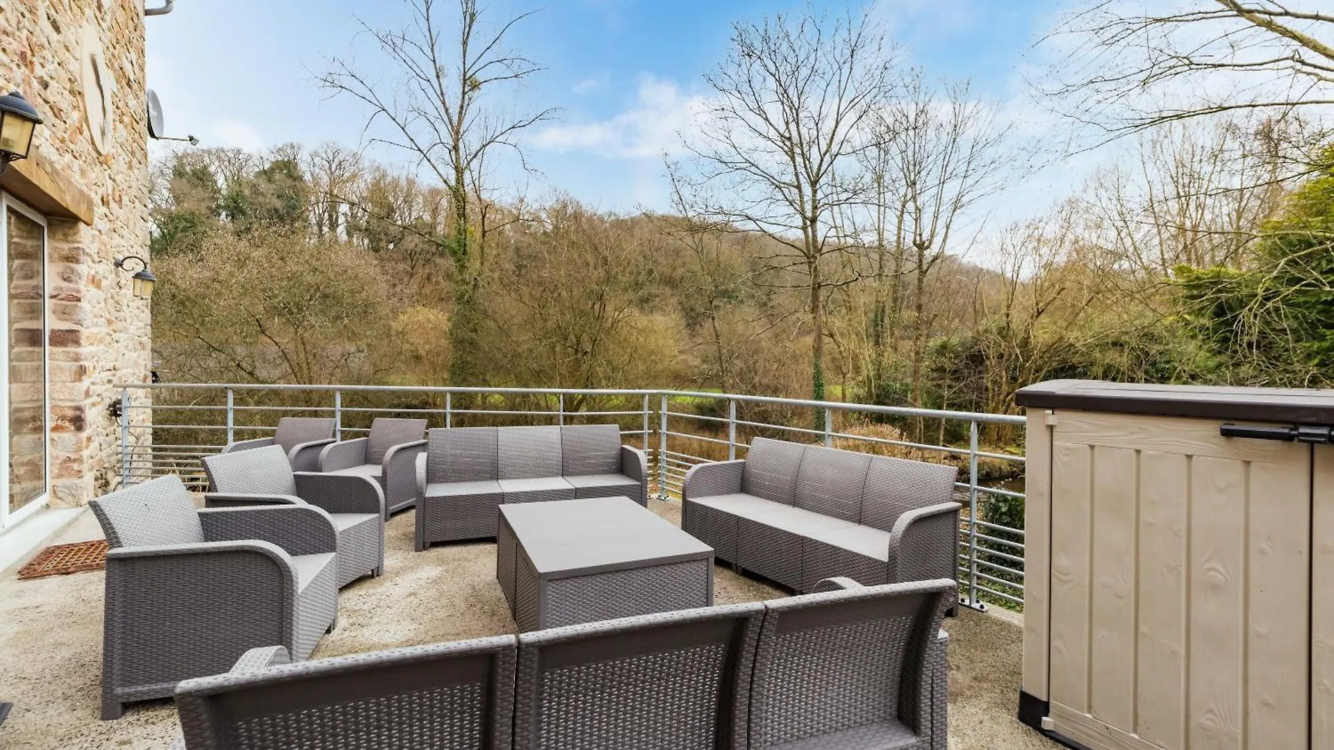 Villa Ancien Moulin rénové à neuf pour 20 personnes sur les rives du Trieux à Plésidy France